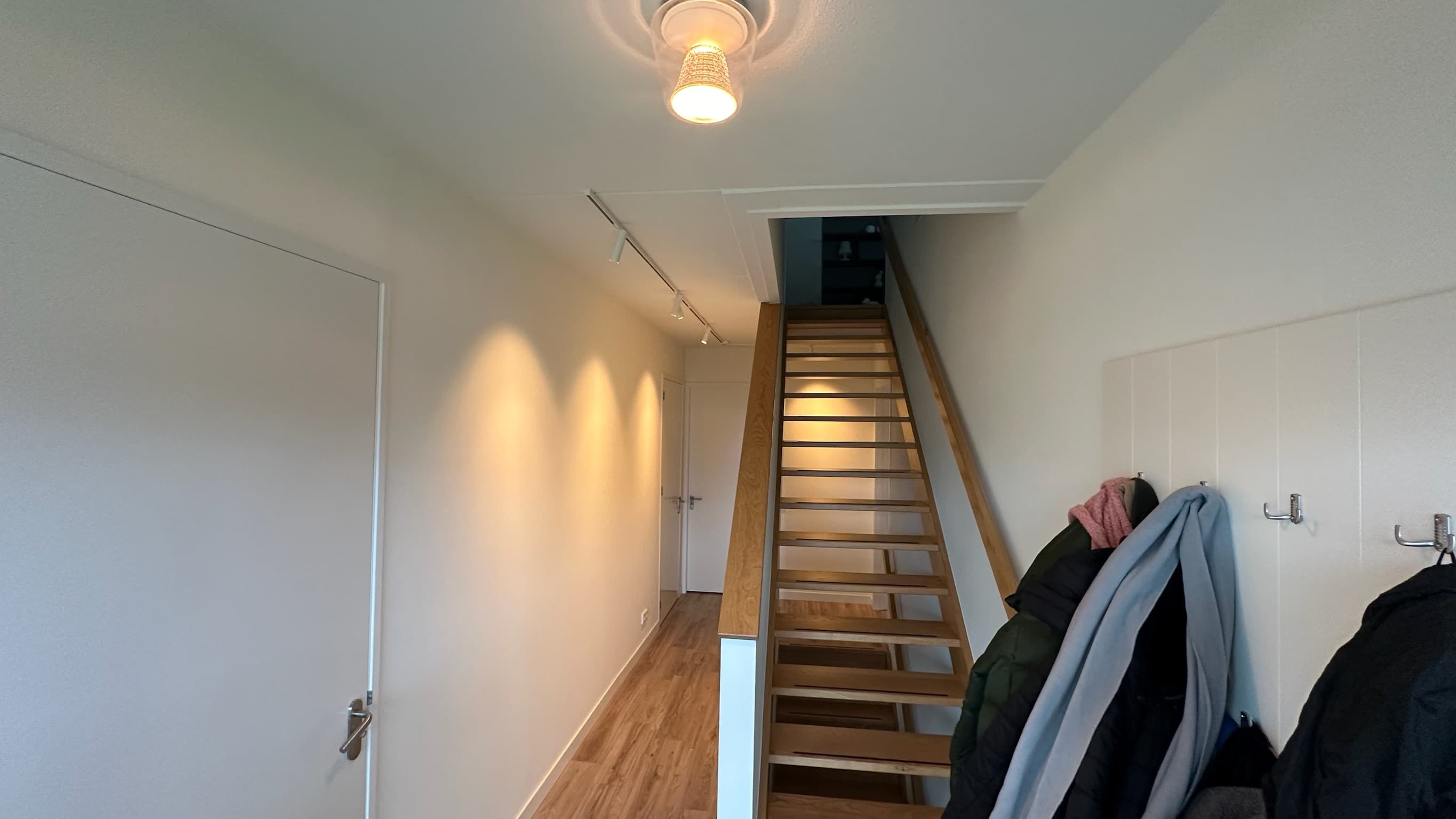 Hal met warme witte railverlichting