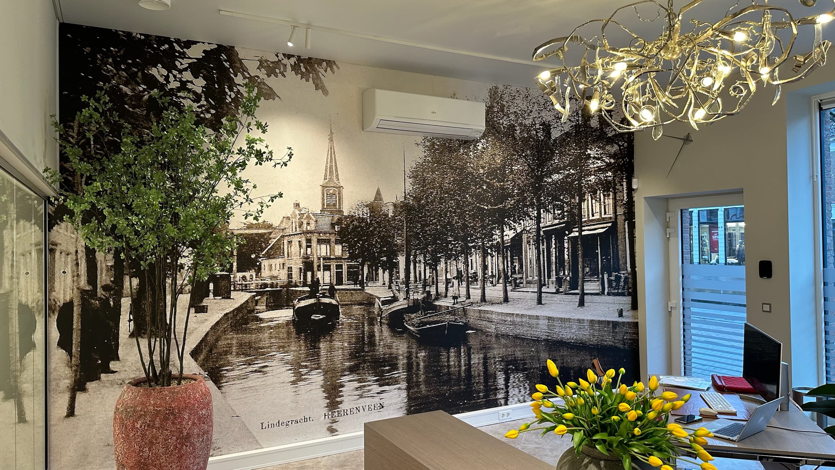 Werkruimte met railverlichting op de wand