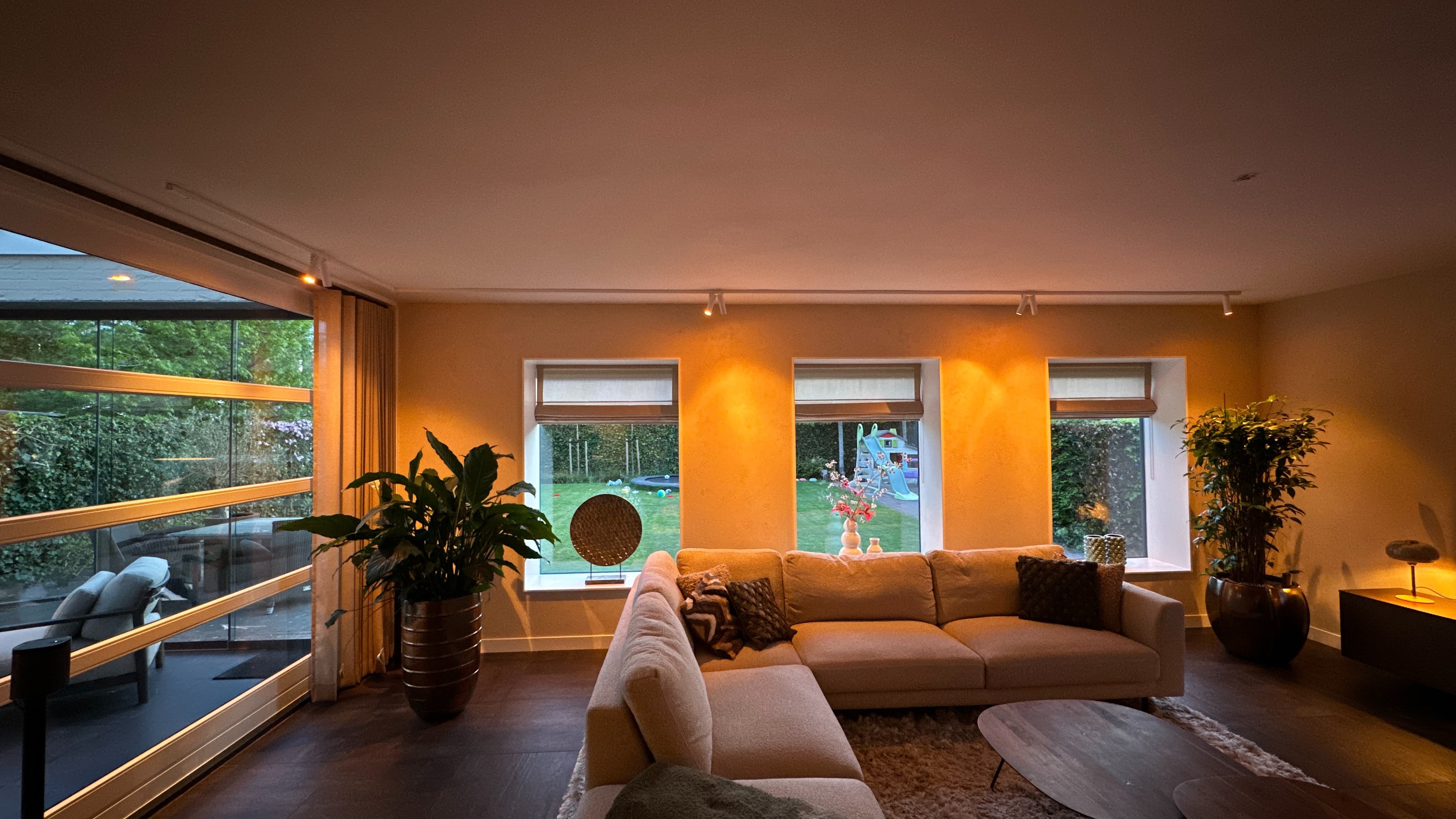 Woonkamer met warme witte railverlichting