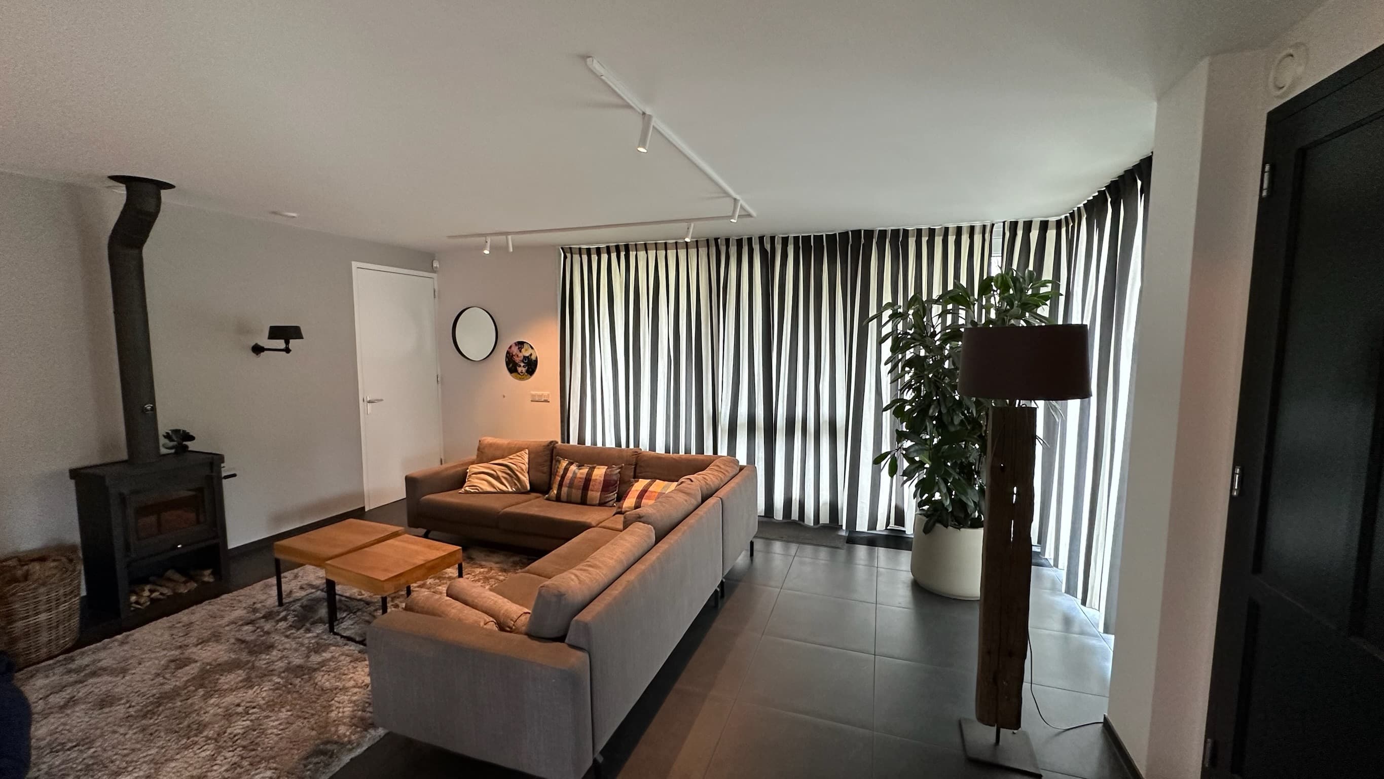Bestaande woonkamer met witte railverlichting