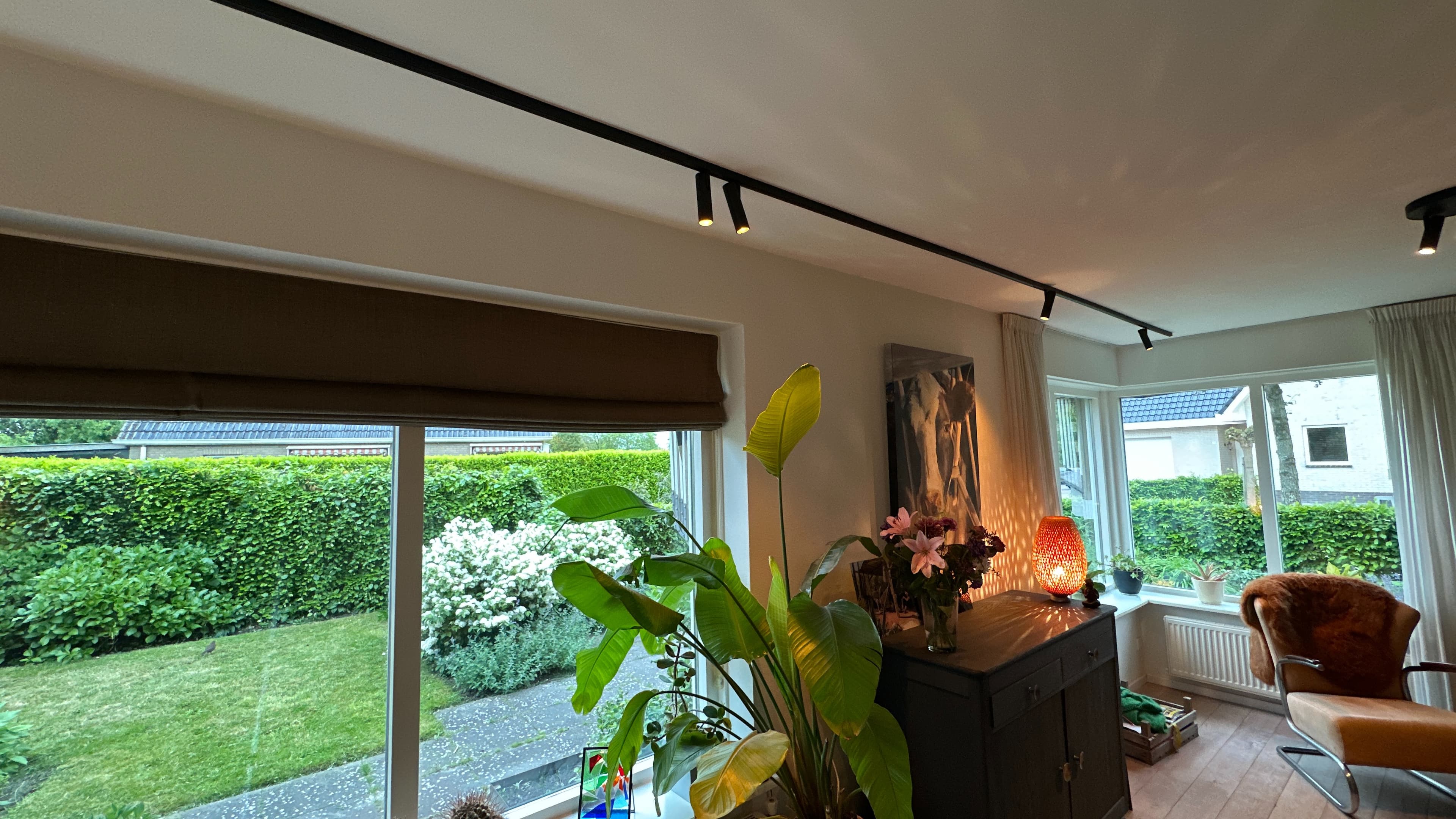 Hotel chique woonkamer met zwarte railspots op kunst